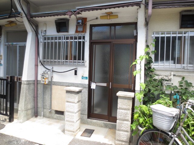 物件外観写真3　(エントランス部分)