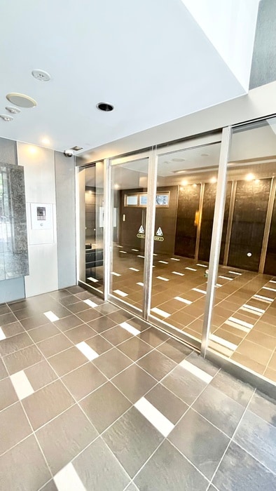 物件外観写真2　(エントランス部分)