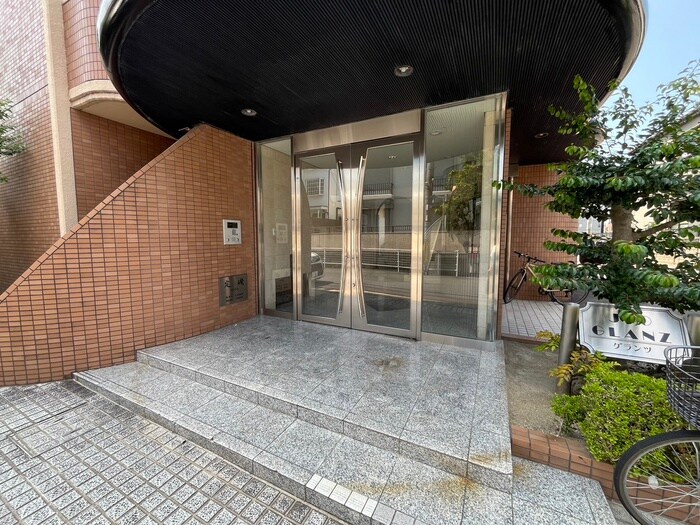 物件外観写真2　(エントランス部分)