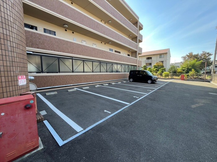物件外観写真3　(駐車場)