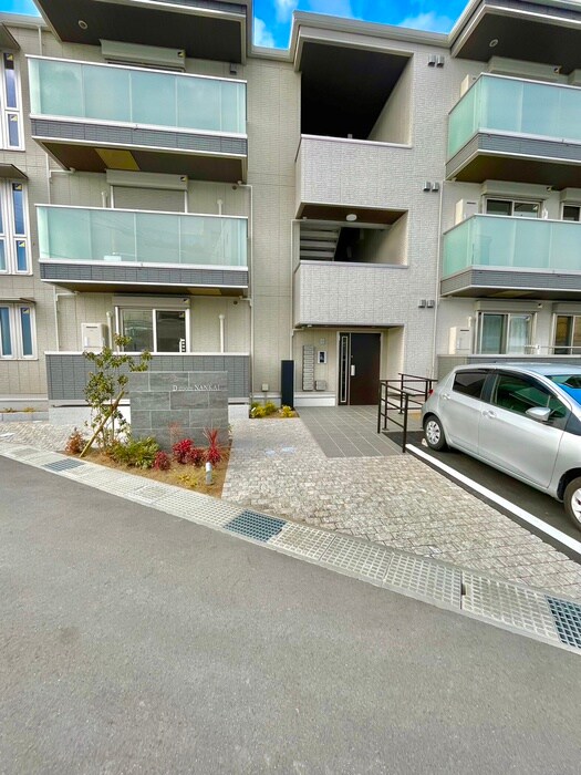 物件外観写真6　(エントランス部分)