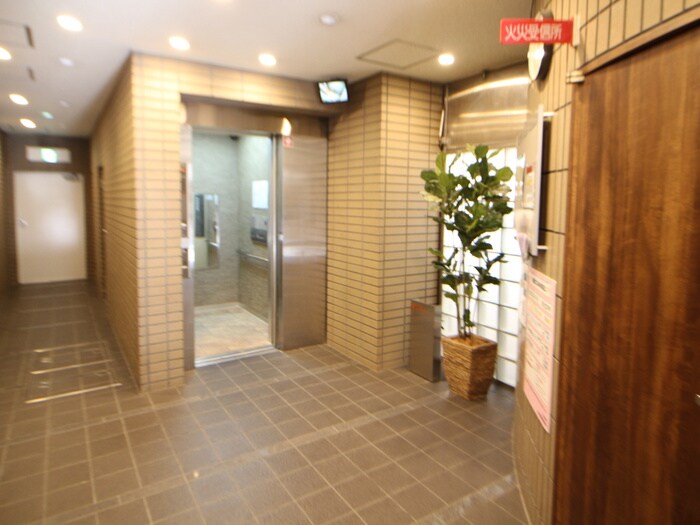 物件外観写真3　(エントランス部分)