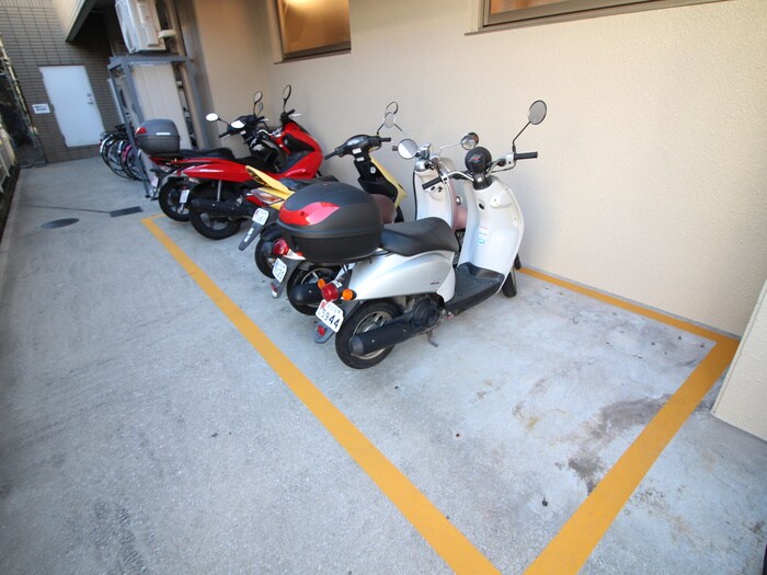 物件外観写真5　(バイク置き場)