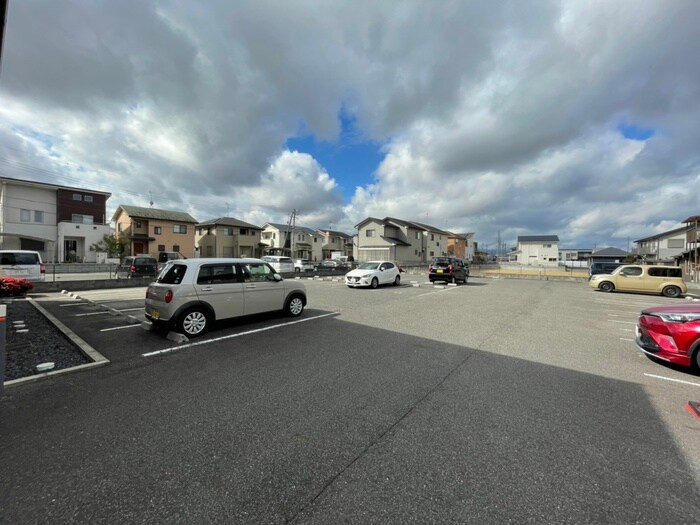 物件外観写真2　(駐車場)