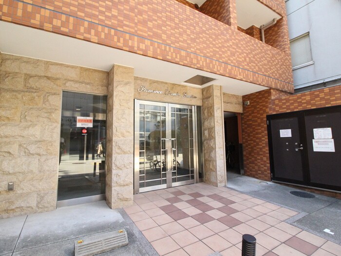 物件外観写真2　(エントランス部分)