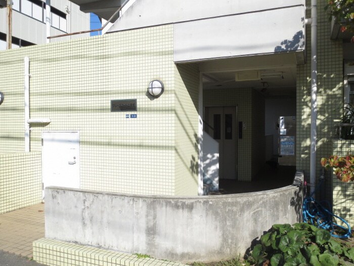 物件外観写真3　(エントランス部分)