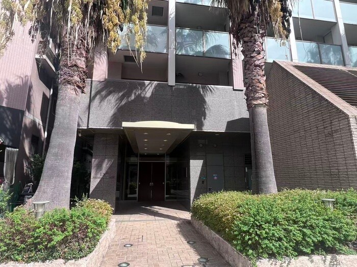 物件外観写真2　(エントランス部分)