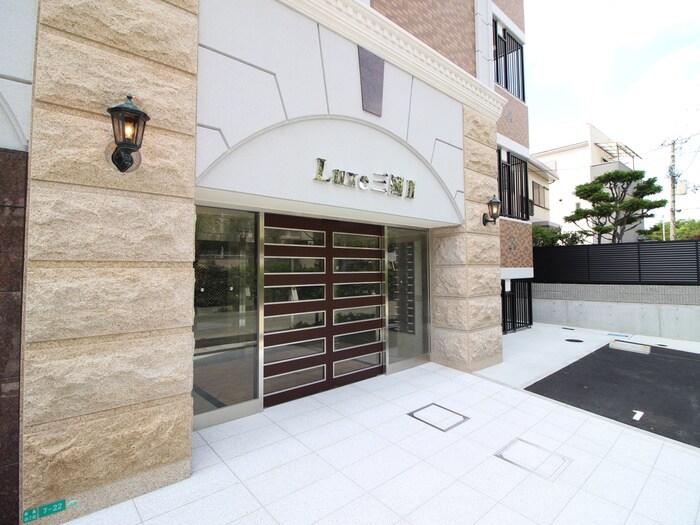 物件外観写真3　(エントランス部分)