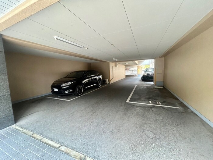 物件外観写真3　(駐車場)