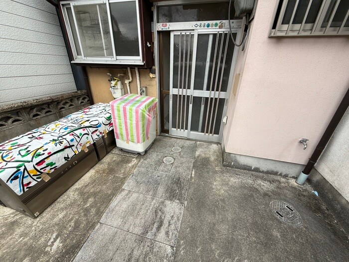 物件外観写真4　(バイク置き場)