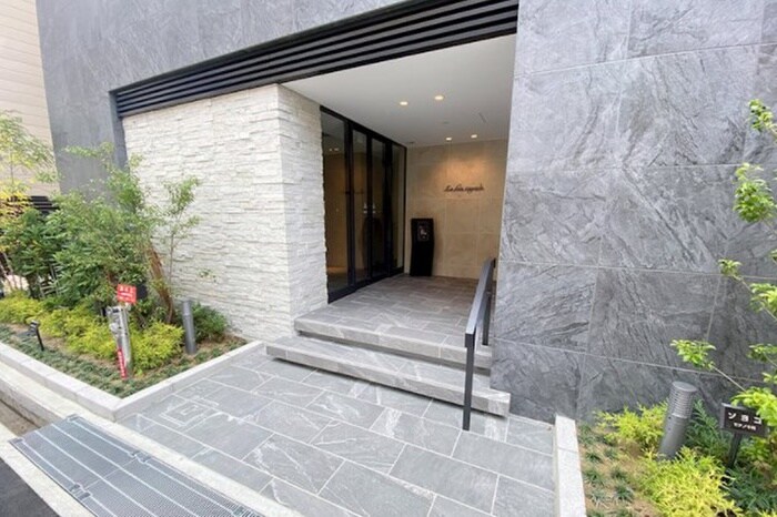 物件外観写真2　(エントランス部分)