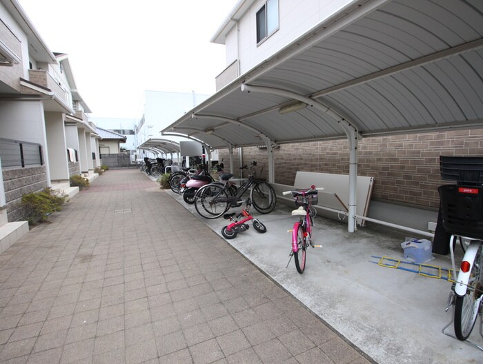 物件外観写真4　(駐輪場)