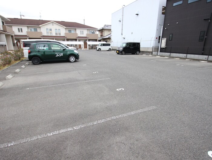物件外観写真5　(駐車場)