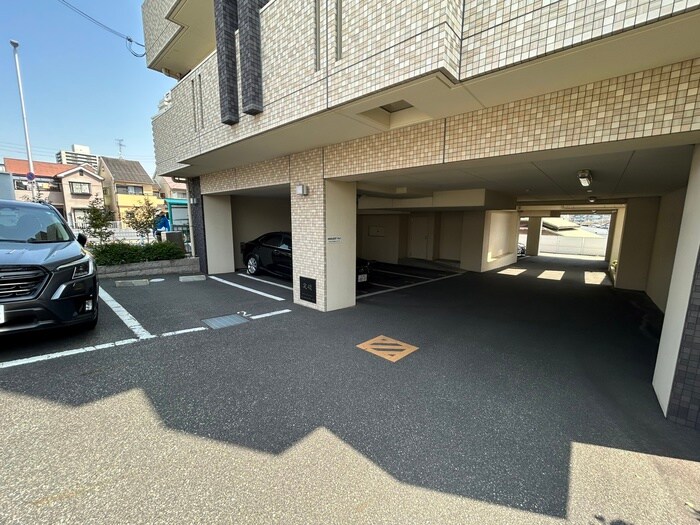 物件外観写真3　(駐車場)