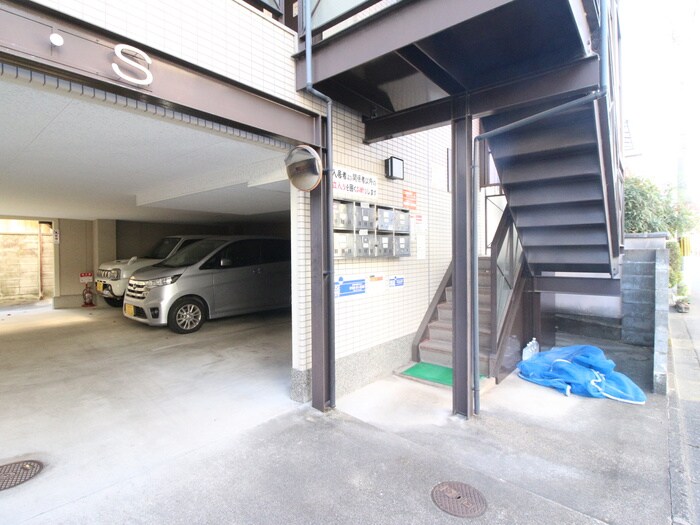 物件外観写真3　(エントランス部分)