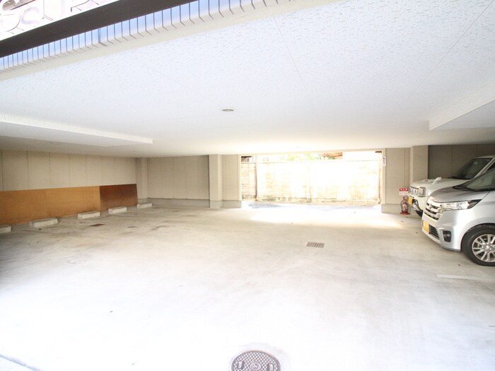 物件外観写真6　(駐車場)