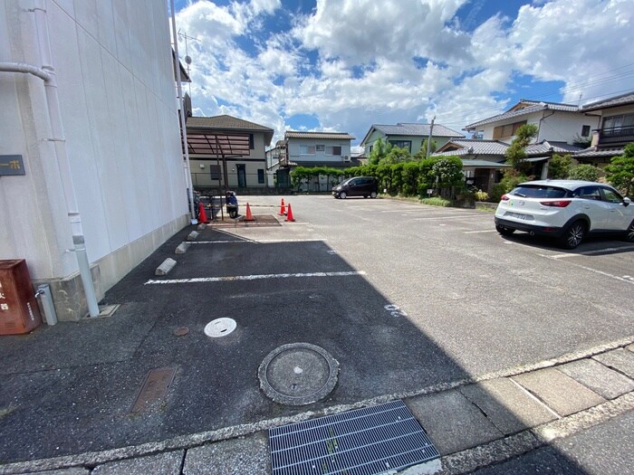 物件外観写真3　(駐車場)