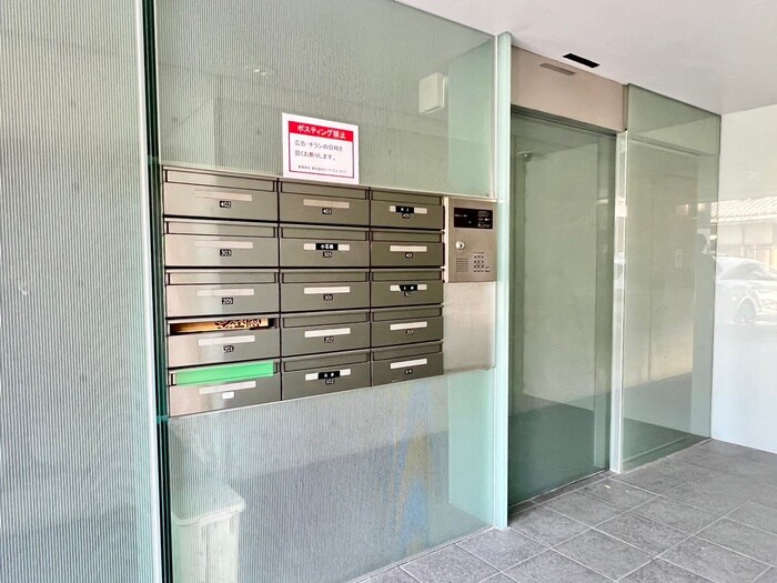 物件外観写真3　(エントランス部分)