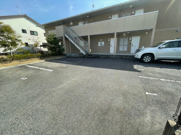 物件外観写真2　(駐車場)