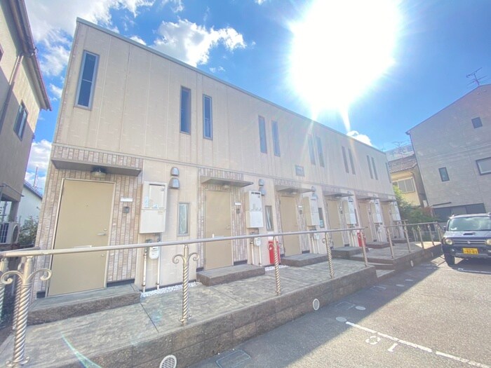 物件外観写真1　(エントランス部分)