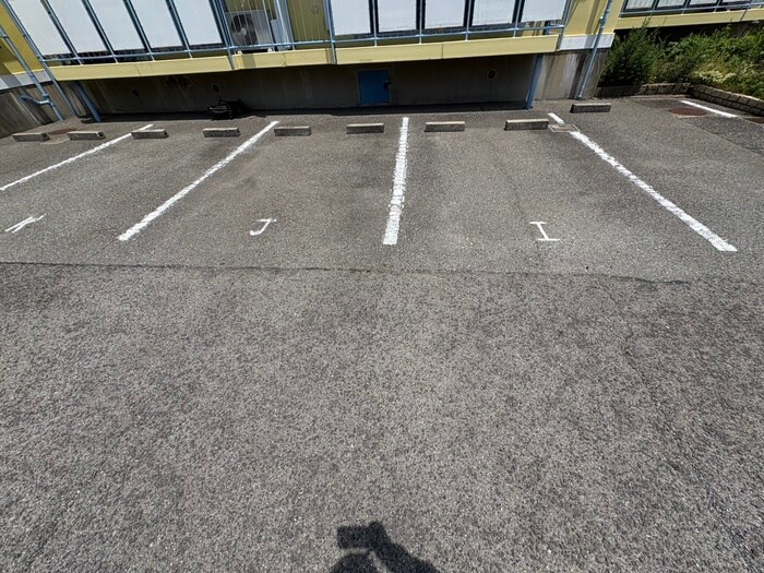 物件外観写真5　(駐車場)