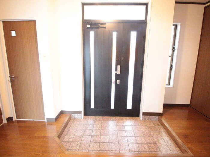 物件内観写真17　(玄関)