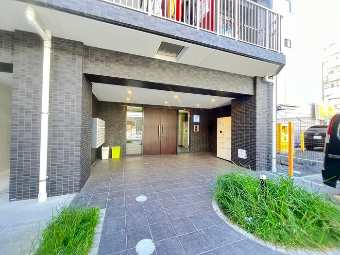 物件外観写真4　(エントランス部分)