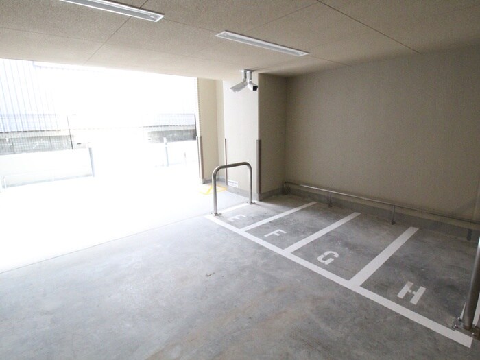 物件外観写真5　(バイク置き場)