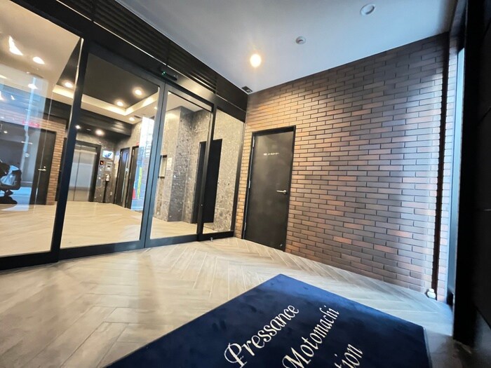 物件外観写真2　(エントランス部分)