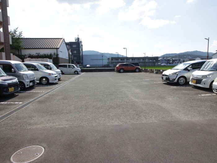 物件外観写真4　(駐車場)