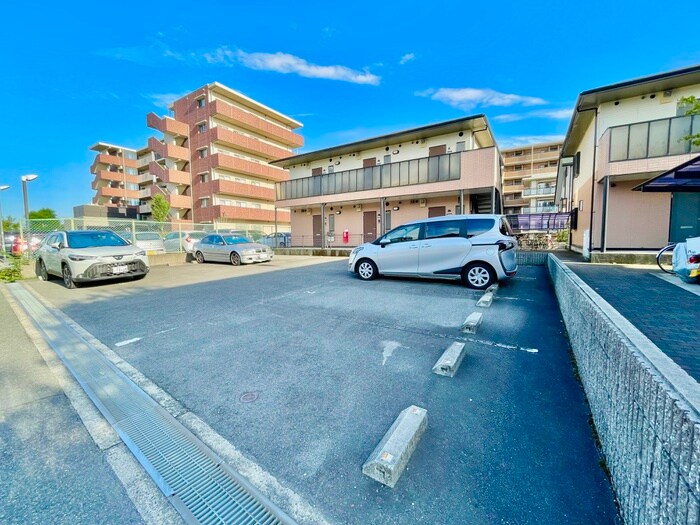 物件外観写真5　(駐車場)