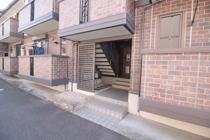 物件外観写真2　(エントランス部分)