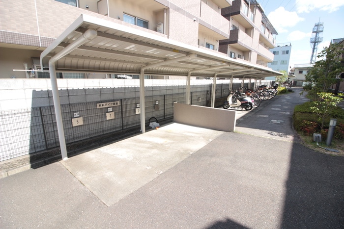 物件外観写真4　(バイク置き場)