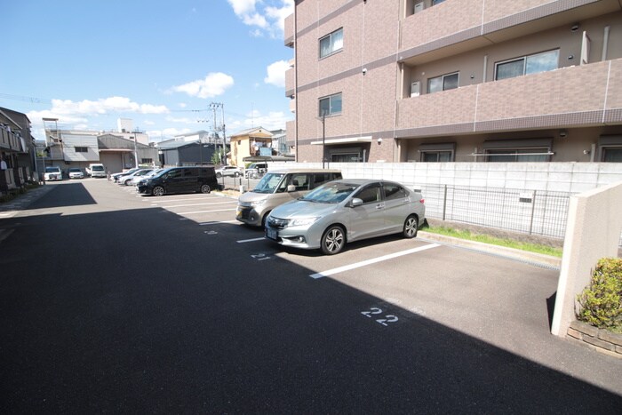 物件外観写真5　(駐車場)