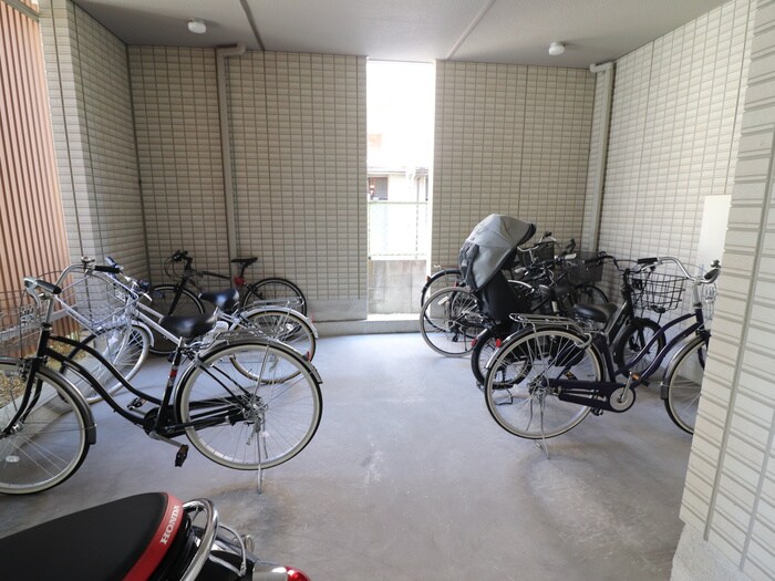物件外観写真5　(駐輪場)
