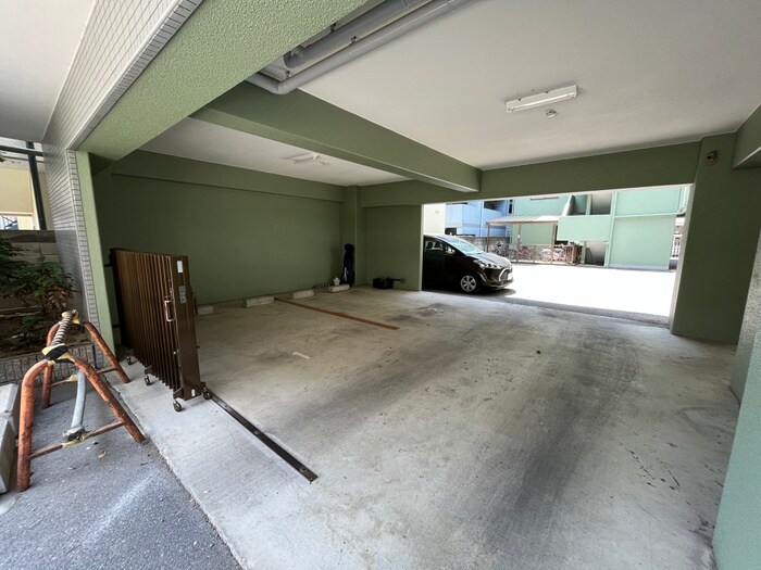 物件外観写真5　(駐車場)