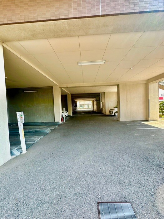 物件外観写真5　(駐車場)