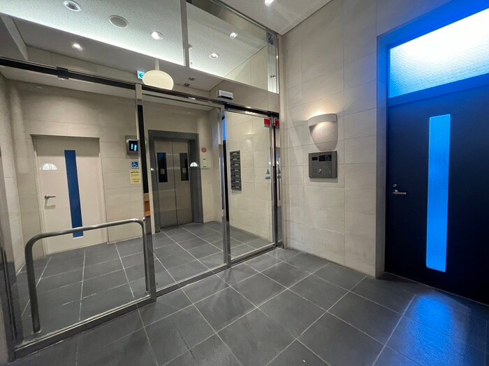 物件外観写真3　(エントランス部分)