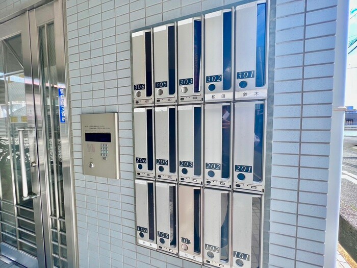 物件外観写真4　(エントランス部分)