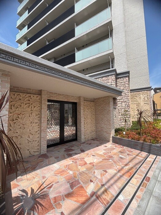 物件外観写真2　(エントランス部分)