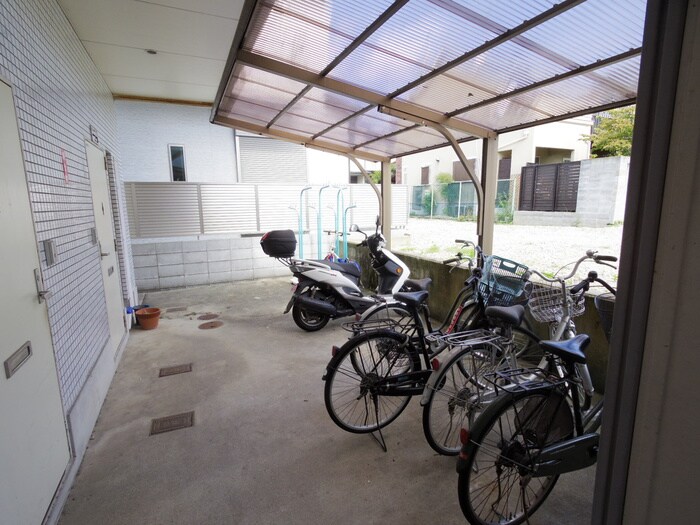 物件外観写真2　(駐輪場)