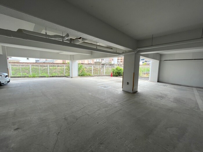 物件外観写真5　(駐車場)