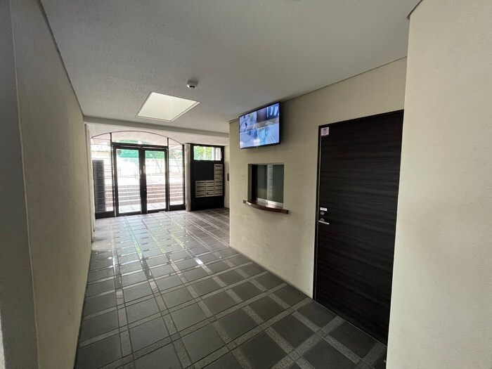 物件外観写真6　(エントランス部分)