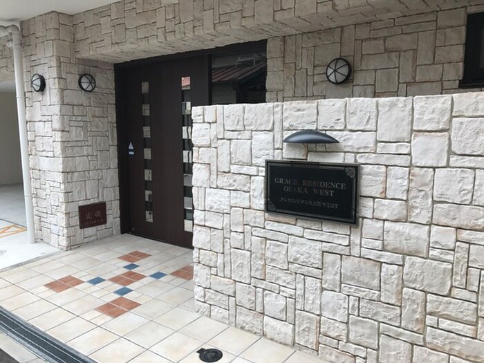 物件外観写真2　(エントランス部分)