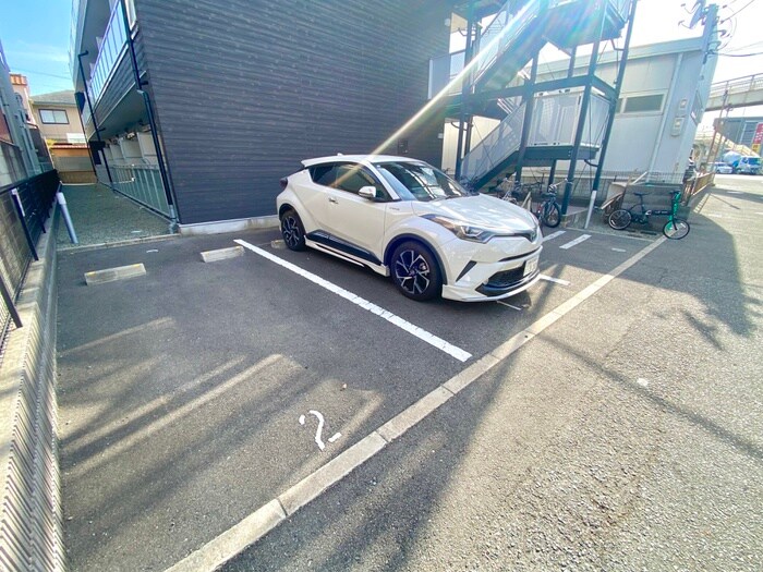 物件外観写真3　(駐車場)