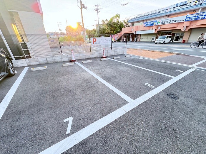 物件外観写真5　(駐車場)