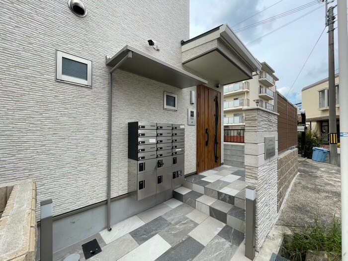 物件外観写真2　(エントランス部分)