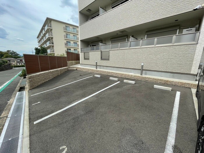 物件外観写真3　(駐車場)