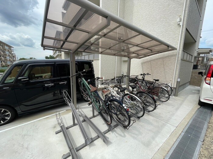 物件外観写真4　(駐輪場)