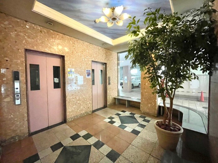 物件外観写真2　(エントランス部分)